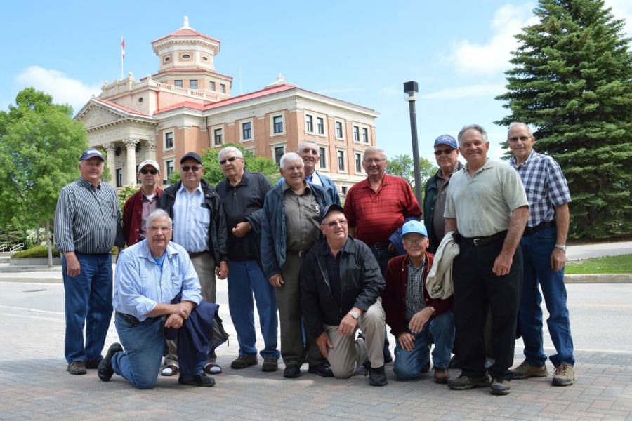 Group of alumni in front of administration building.