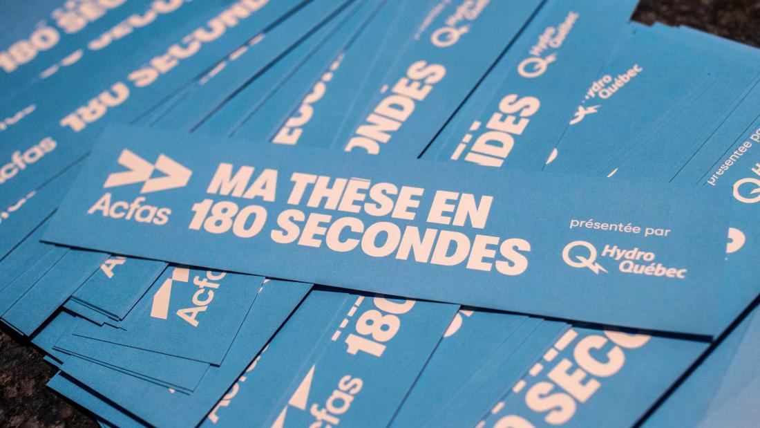 A scattered pile of light blue stickers that say "Ma these en 180 secondes."