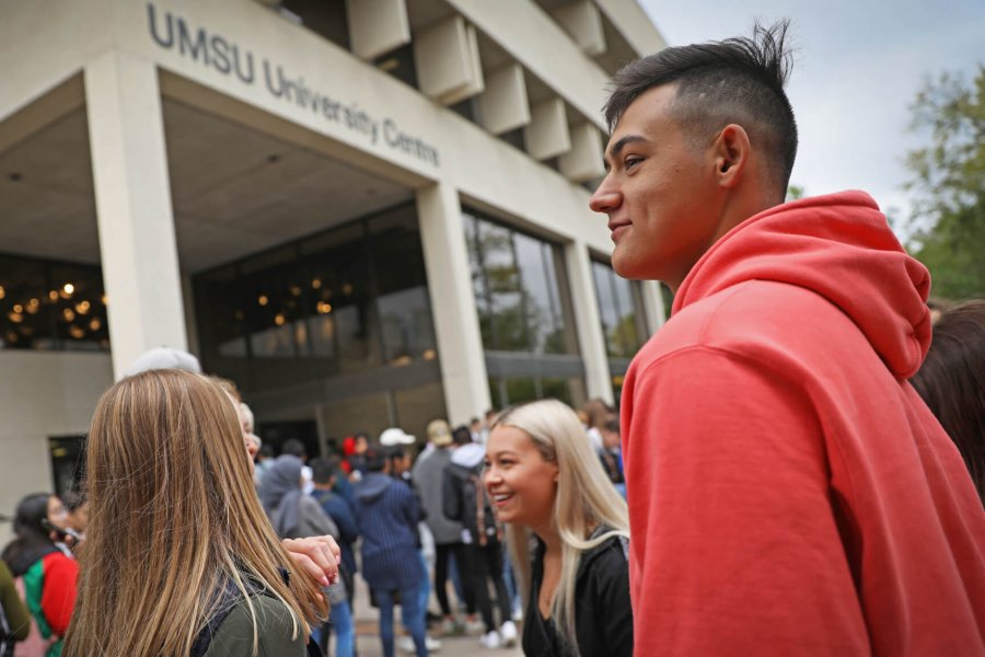 A large gathering of students congregate outside the University of Manitoba Student Union University Centre on Welcome Day. 