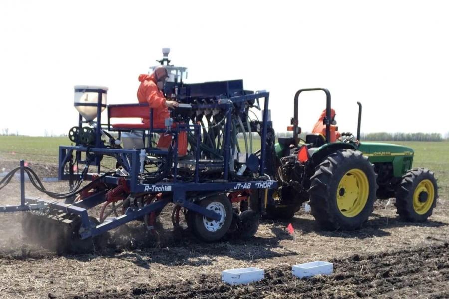 Agronomy equipment on the field, photo by Mario Tenuta.