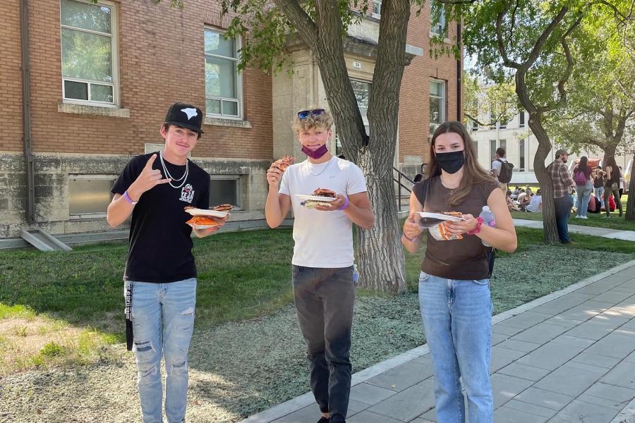 welcome day students eating pizza