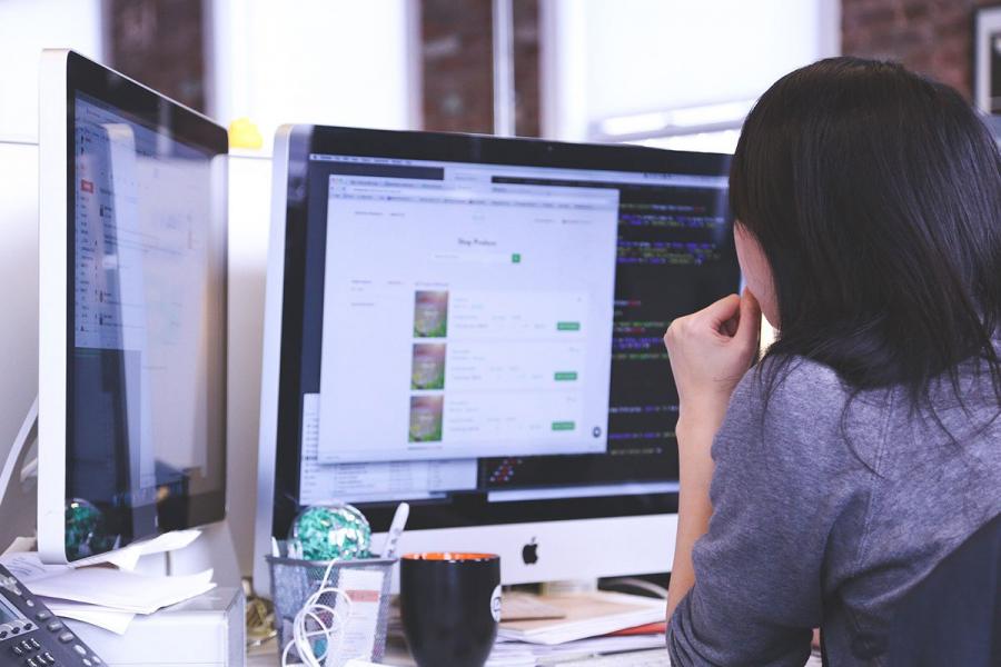 Woman-looking-at-computer-screen
