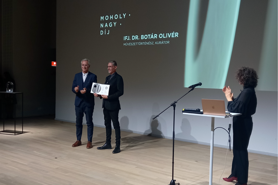 Oliver Botar receiving Moholy-Nagy Award on stage