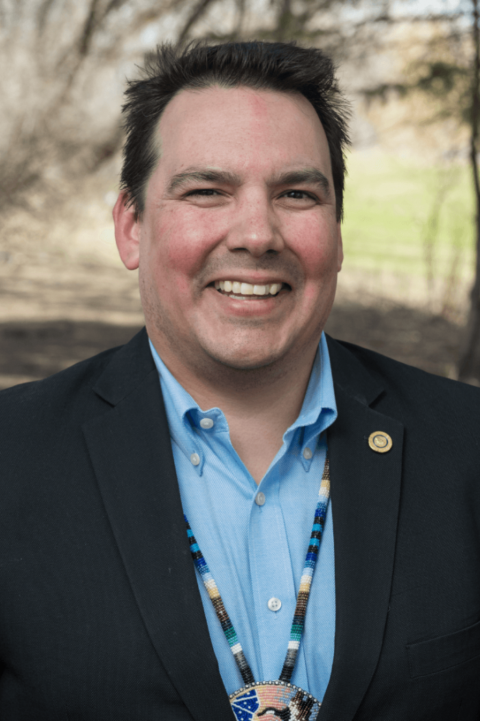 Headshot of Niigaanwewidam Sinclair standing outside.