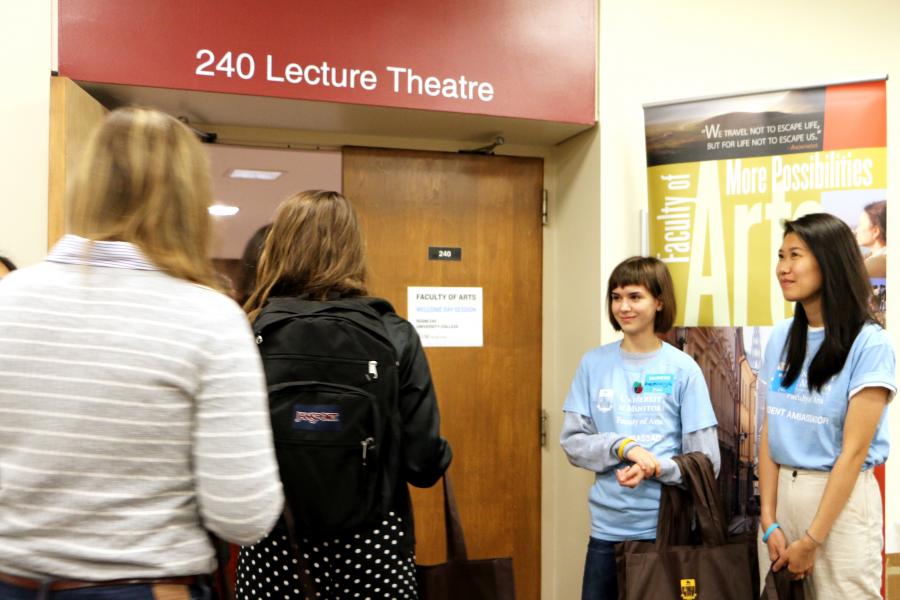 Arts Ambassadors handing out tote bags to new Arts Students on Welcome Day.