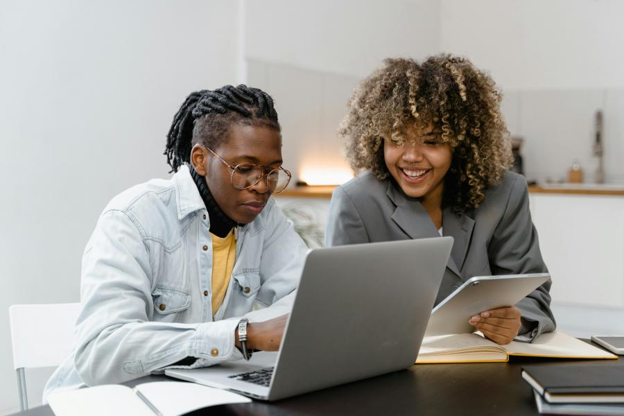 students studying side hustle together