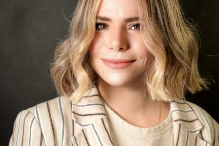 Fateme Hardani Pour Headshot Photo