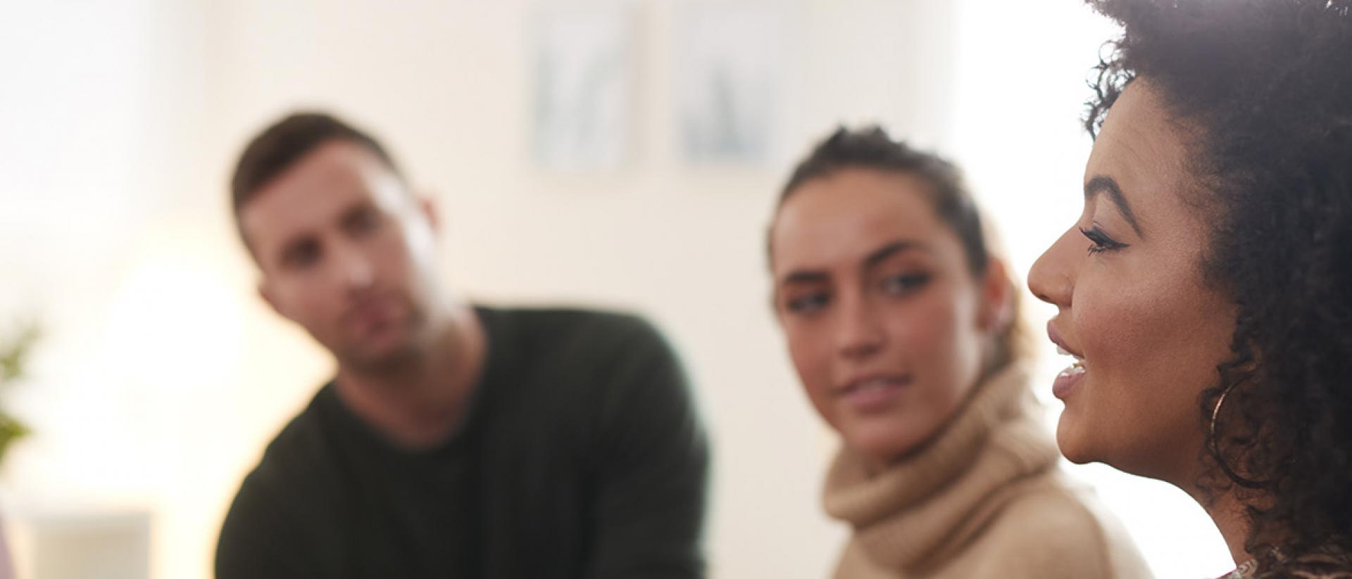 personnes discutant entre elles