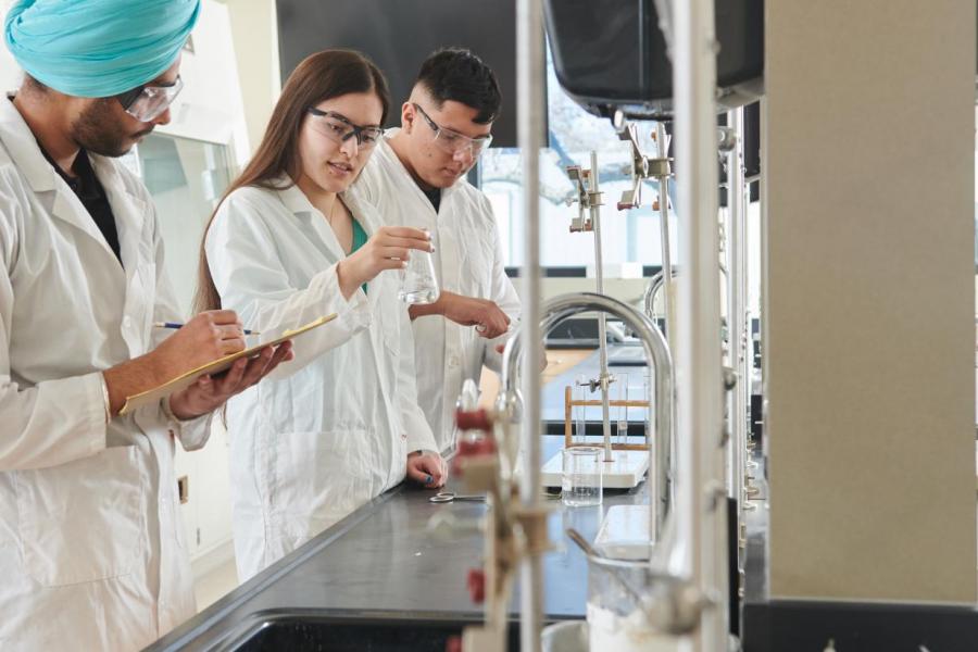 Two scientists in lab coats in a lab.