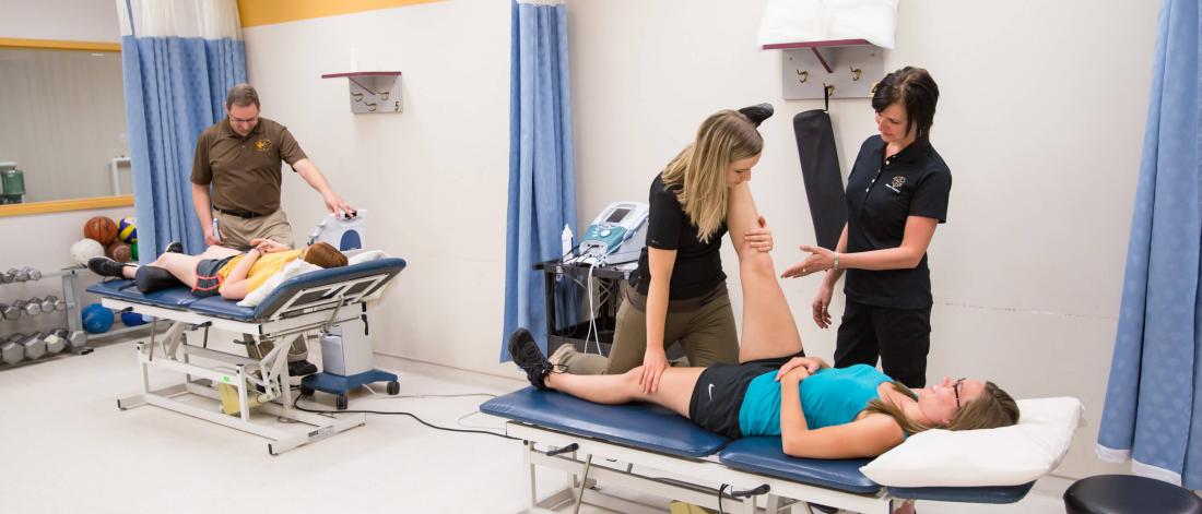 Students working in the athletic therapy lab.