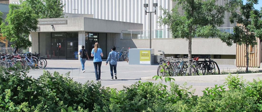 Students walking towards entrance to Extended Education