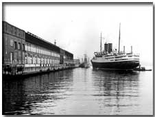 SS Berlin arriving 1957