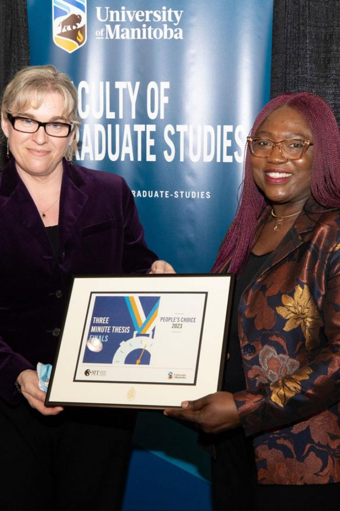 Olubukola Olatosi, the Three Minute Thesis people's choice winner, receiving her award from Dr. Kelley Main.