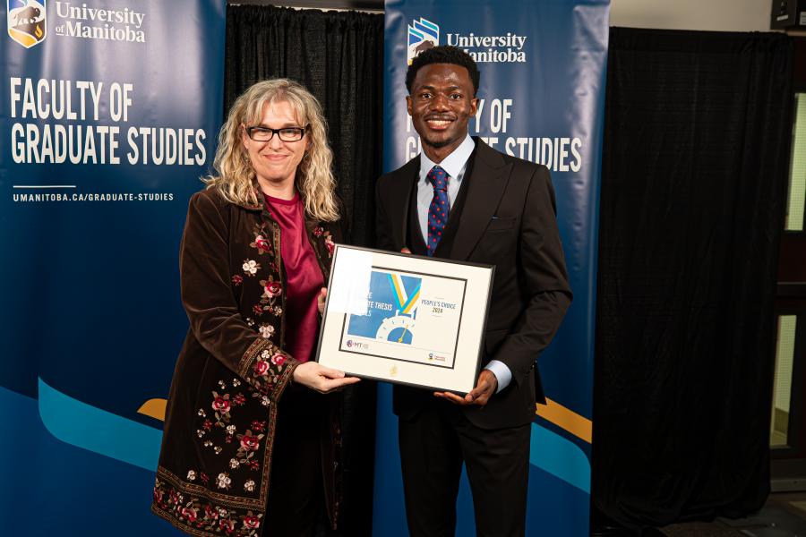 Kelley Main presenting the peoples choice award to Samuel Lawal