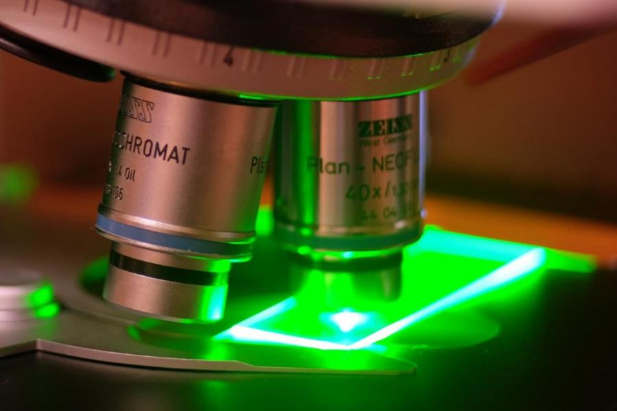 Close up of the head of a microscope.