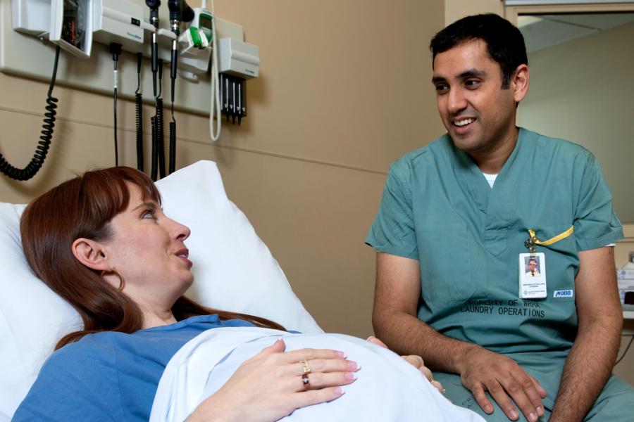 An anesthesiologist speaks with a patient.