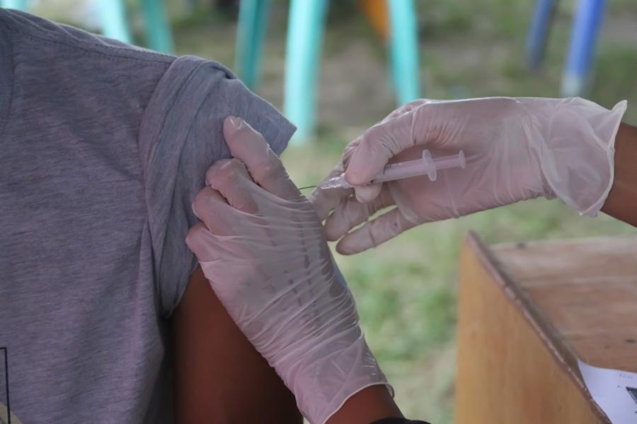 giving a 9 vaccination by a doctor to a patient