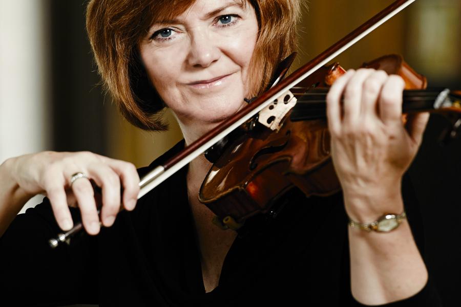 Gwen Hoebig playing the violin