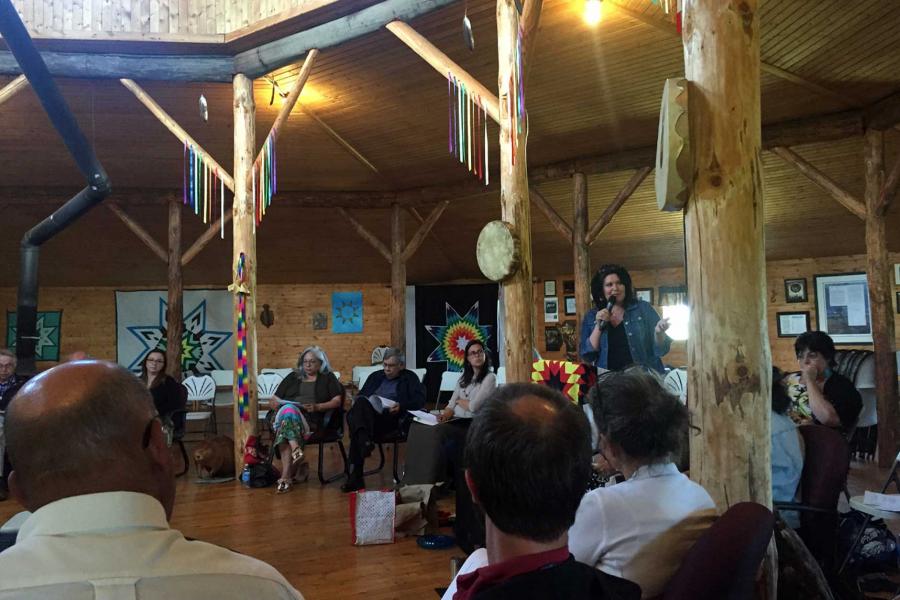 A woman speaks to a crowd at the 2016 Indigenous Health Research Symposium.
