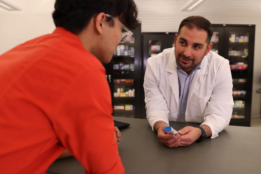 A student pharmacist is doing a medication consultation with a patient.
