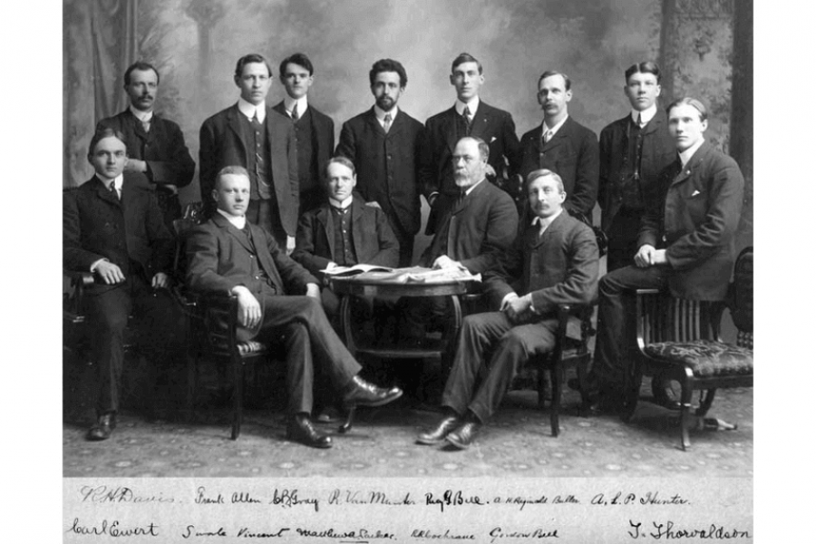a class photo of the honours class in Natural Science 1906