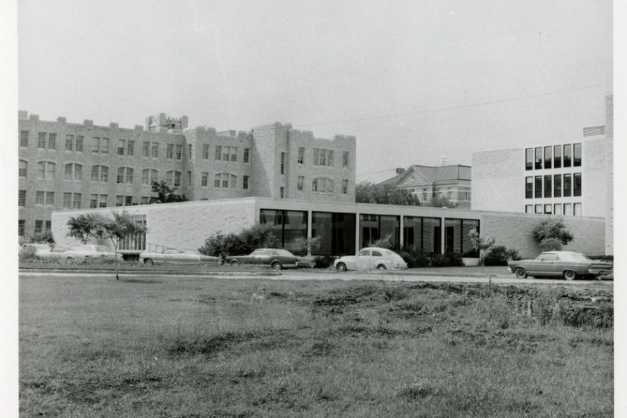 a photo of buller allenand armes behind