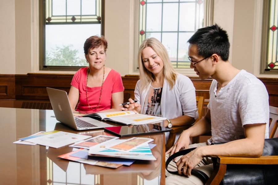 A student participating in a professional development session with two University of Manitoba student advisors. 