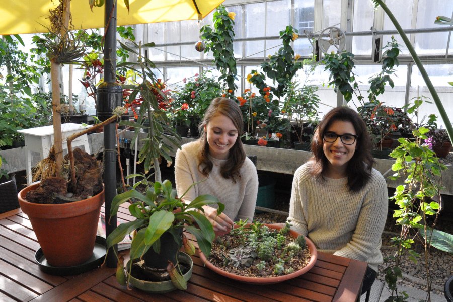 New Student and Peer Mentor visit the U of M greenhouse together.