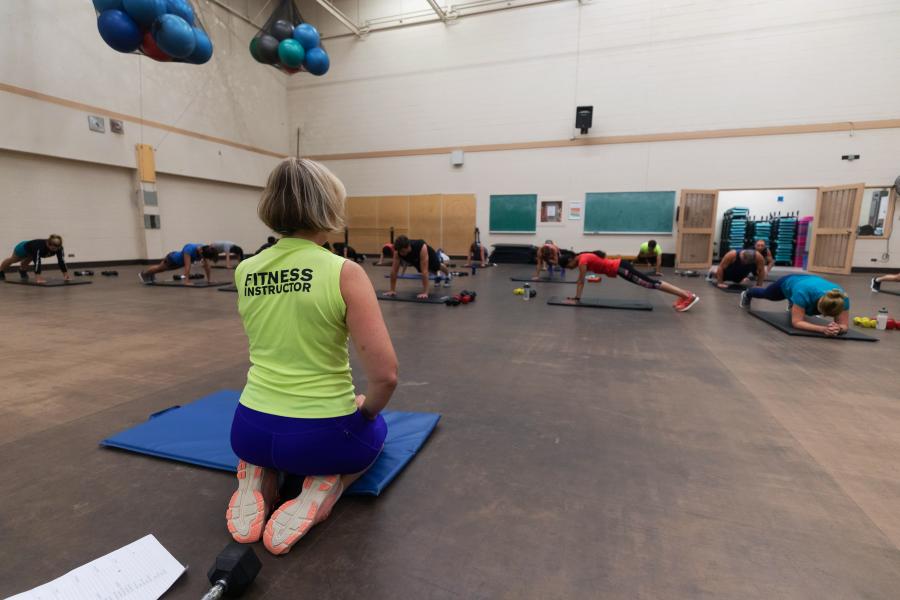 fitness instructor monitoring her class participants