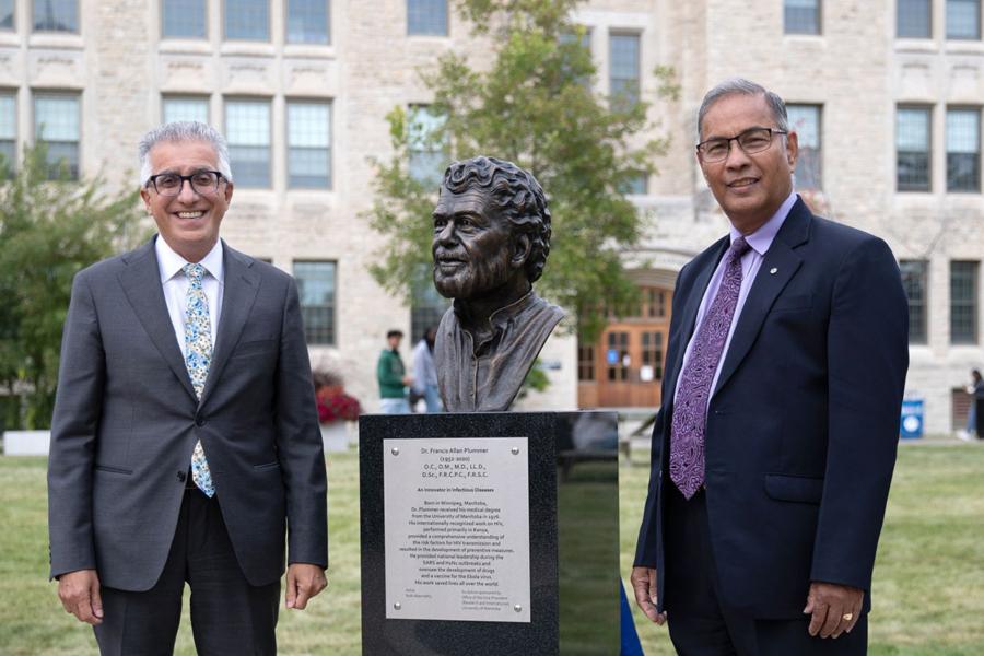 UM PRESIDENT MICHAEL BENARROCH AND VICE-PRESIDENT (RESEARCH AND INTERNATIONAL) DIGVIR JAYAS AT THE UNVEILING OF THE BUST OF DR. PLUMMER ON SEPT. 8, 2022.