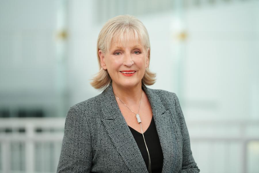 Debra Jonasson-Young headshot