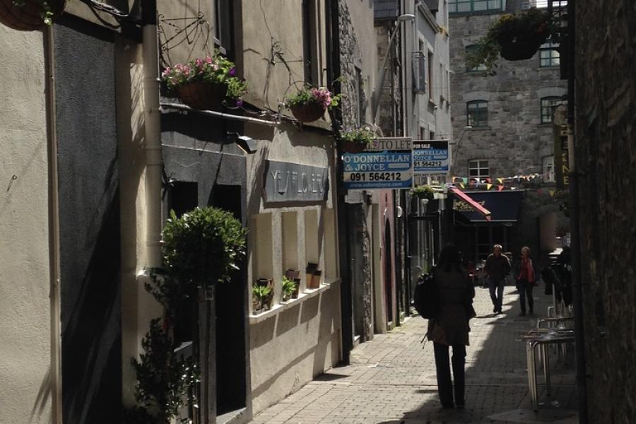 cobblestone walking street in ireland