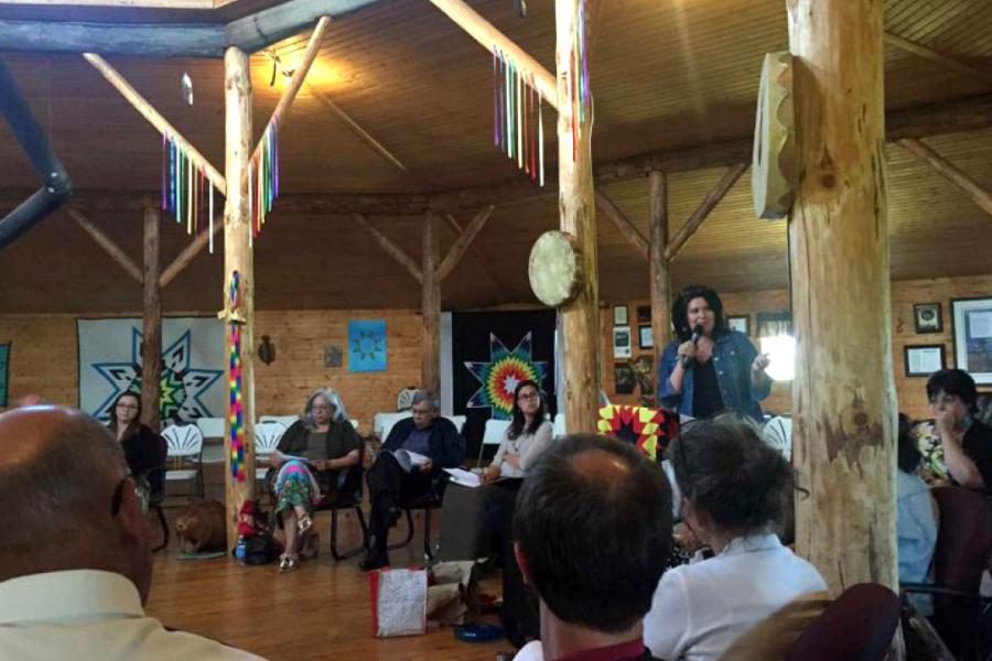 A woman speaks to a crowd at the 2016 Indigenous Health Research Symposium.